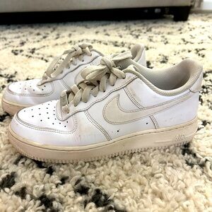 Nike Air Force Women’s 1 07. Size 8. Decent condition.